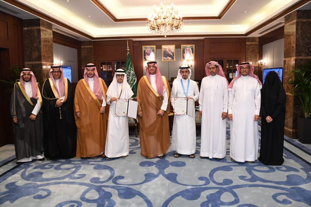 صاحب السمو الملكي الأمير سعود بن طلال بن بدر محافظ #الأحساء يكرم الطالبين  هادي علاء العيثان الفائز  بالفضية في #أولمبياد_الرياضيات_الدولي2022  و محمد عباس السعيد الفائز بالفضية في أولمبياد البلقان للرياضيات 
بحضور مدير عام ⁧#تعليم_الأحساء⁩
⁦<a href="/moe_gov_sa/">وزارة التعليم</a>