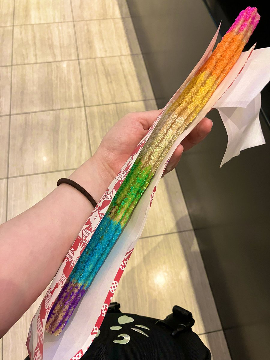 _hitom_'s tweet photo. レインボーのチュロス！食べたい！！わー！すごー✨🥰の1枚目
からの映画鑑賞後の2枚目 https://t.co/sD5JxR2qGi