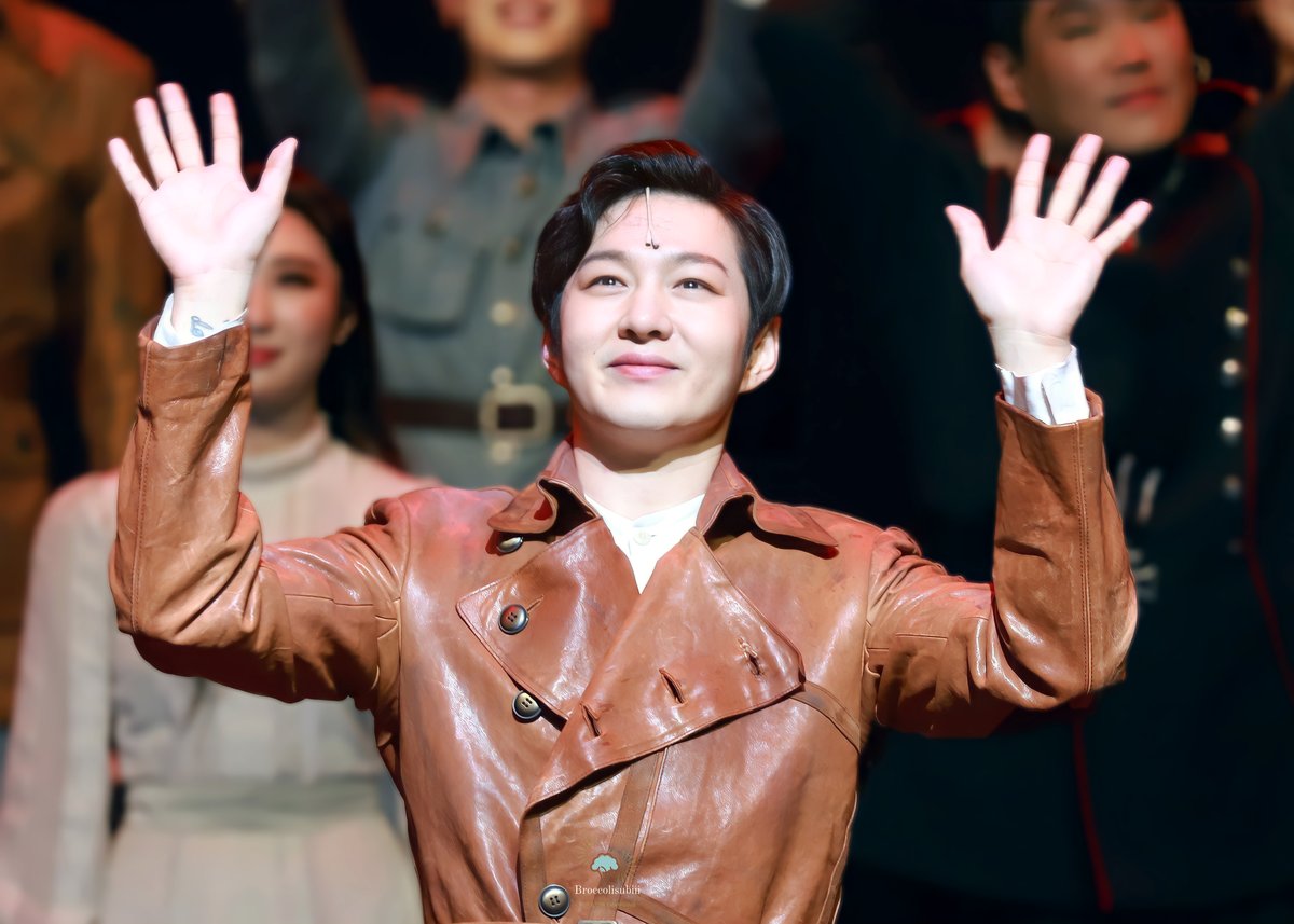 220720 마타하리 커튼콜 포토타임

오랜만에 보는 힐링 스마일 :)
 
<a href="/LeeCS_BTOB/">이창섭</a> 
#창섭 #이창섭 #비투비 #BTOB #마타하리 #섭르망