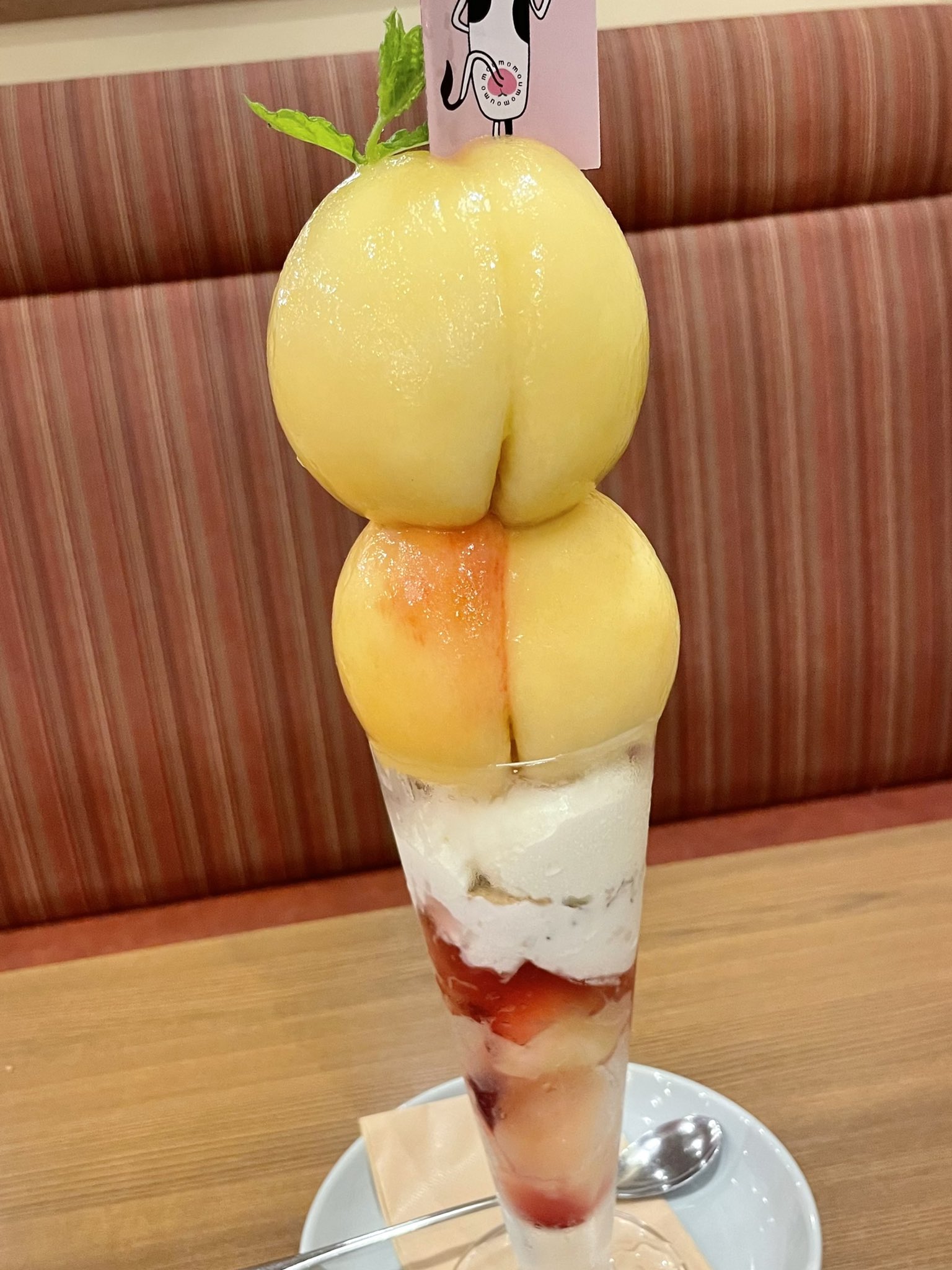 名古屋グルメ探偵 アスカイ 名駅や八事などにある カフェ ダウニー のダブル桃パフェが今年も登場 甘くて新鮮な桃を丸ごと2個以上使って愛知牧場ミルクアイスやジュレを贅沢に合わせた夏の名物 種をくり抜いた桃の中にはカスタードクリームとヨーグルト