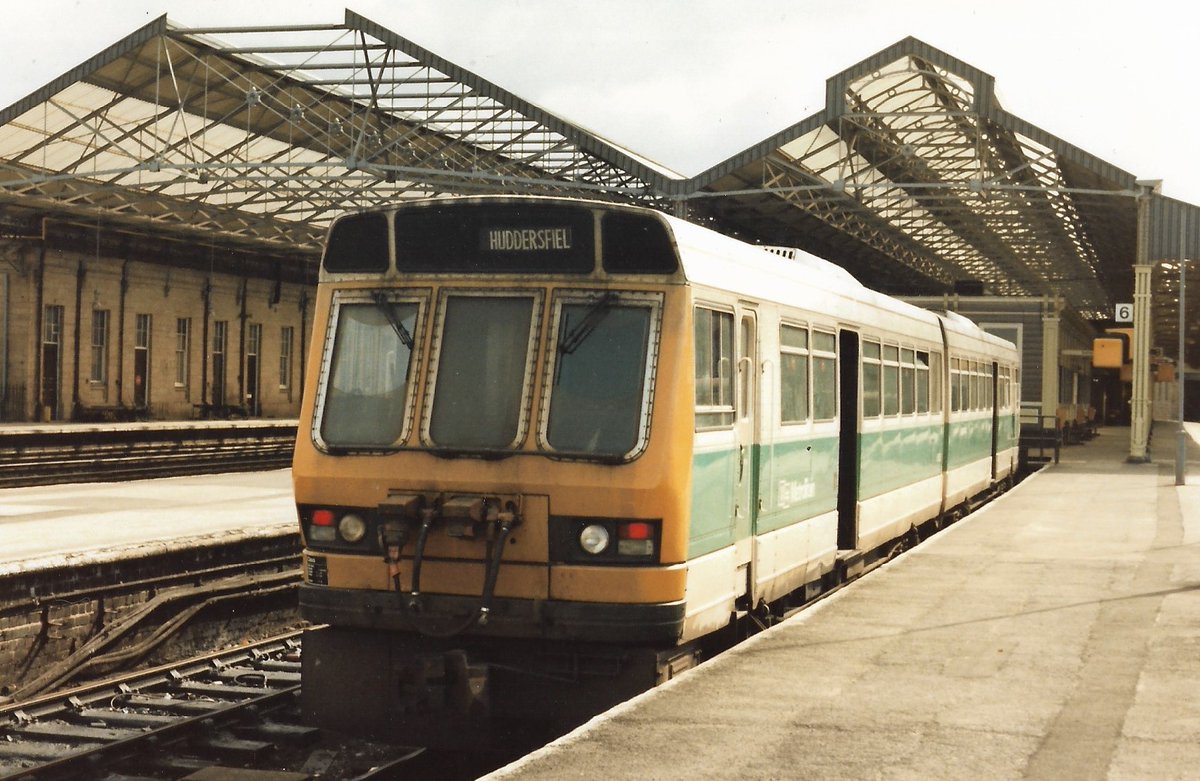 SalopianLyne's tweet image. Huddersfield Station 20th April 1987
British Rail/Leyland Class 141 2-car railbus set 141014 in the bay platform.
Original Green/Cream livery with MetroTrain West Yorkshire PTE branding.
Crumbling edge of quality!
#BritishRail #Huddersfield #Class141 #Leyland #trainspotting 🤓