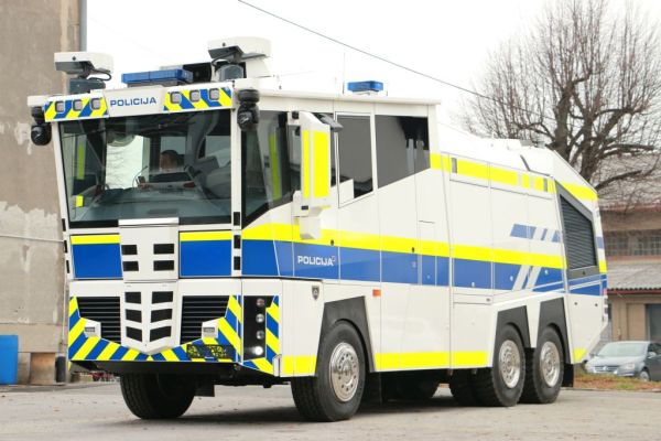 T. i. vodni top bo danes prvič v zgodovini <a href="/policija_si/">policija_si</a> uporabljen za pomoč gasilcem pri gašenju požara na Krasu. Z njim bomo gasilce oskrbovali z vodo. Tokrat bo vodni top uporabljen za pomoč ljudem.💪👍