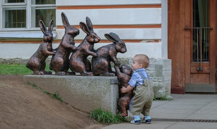 " لا شأن لي بجمالك.. بهندامك.. بشجرة عائلتك الممتدة.. بما تملكه ولا أملكه ..
لا شأن لي بكل ذلك..
يهمني أخلاقك.. صدقك.. وإنسانيتك في عالمٍ مزدحم بأشباه الإنسان! " (م)

#جماليات 
#مساء_الخير