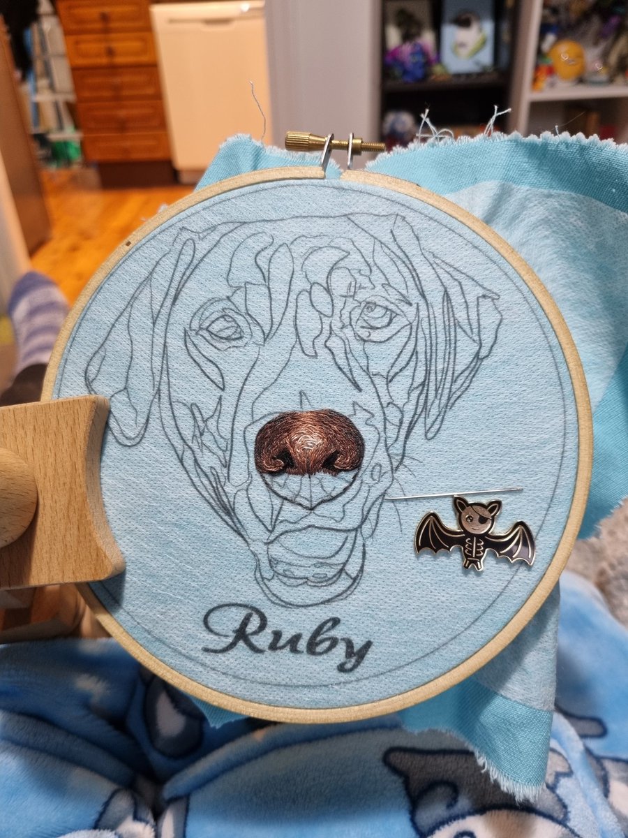I have been sick for the last 2 weeks - still not the spicy cough, but my body's response to a regular cold is to become useless for a long period of time 😂 I forgot what that was like! But I started a new doggo. #embroidery #petportraitembroidery #petportrait #threadpainting