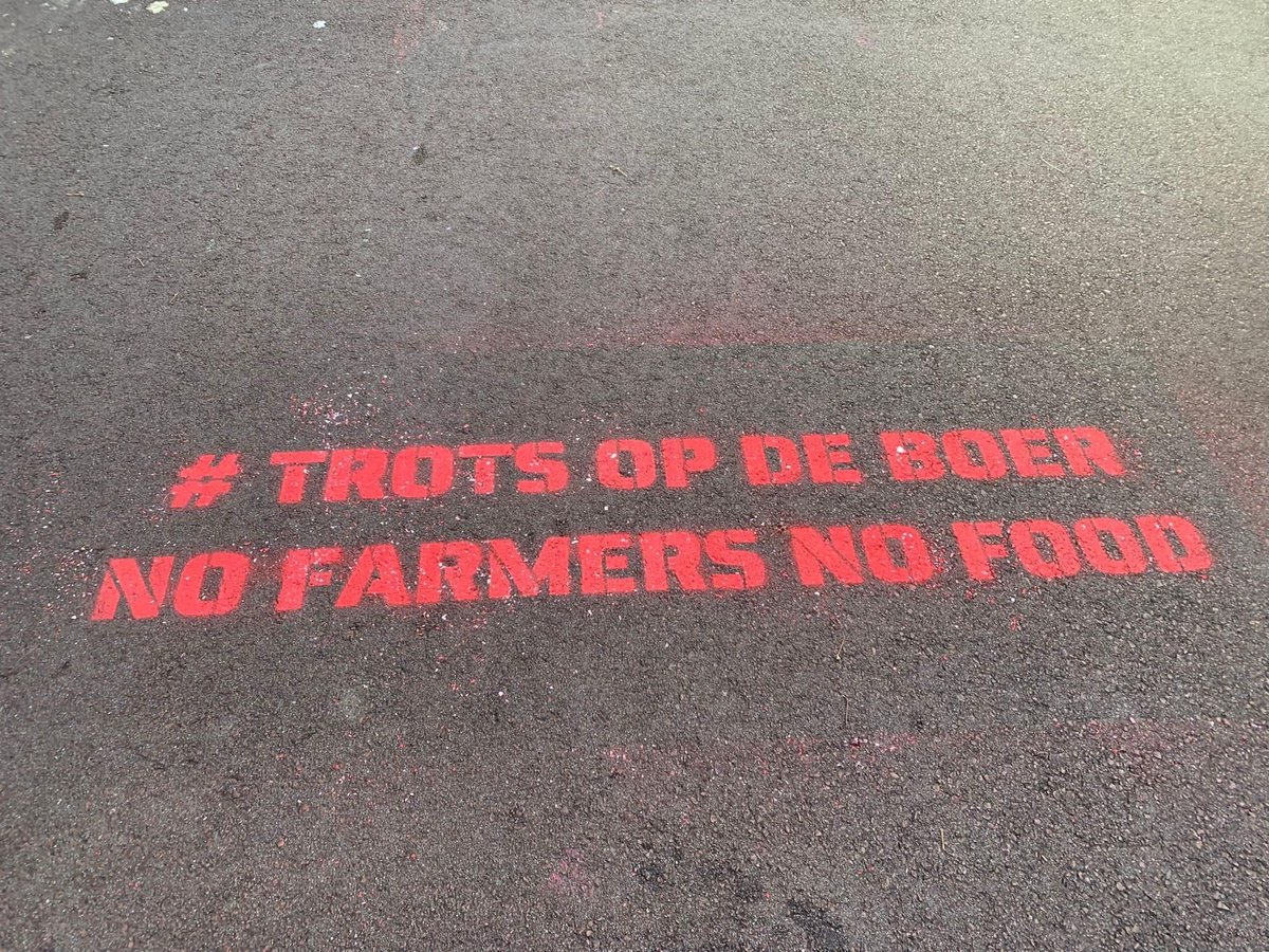 StraatHumor's tweet photo. Goedemorgen Bruls
#vierdaagse #Nijmegen #nijmeegsevierdaagse.
Ze zijn er hoor ! Op de weg mooie spuitkunstwerken  ga je ook een boerenzakdoek halen? #TrotsOpDeBoeren https://t.co/DDemi9lRUF
