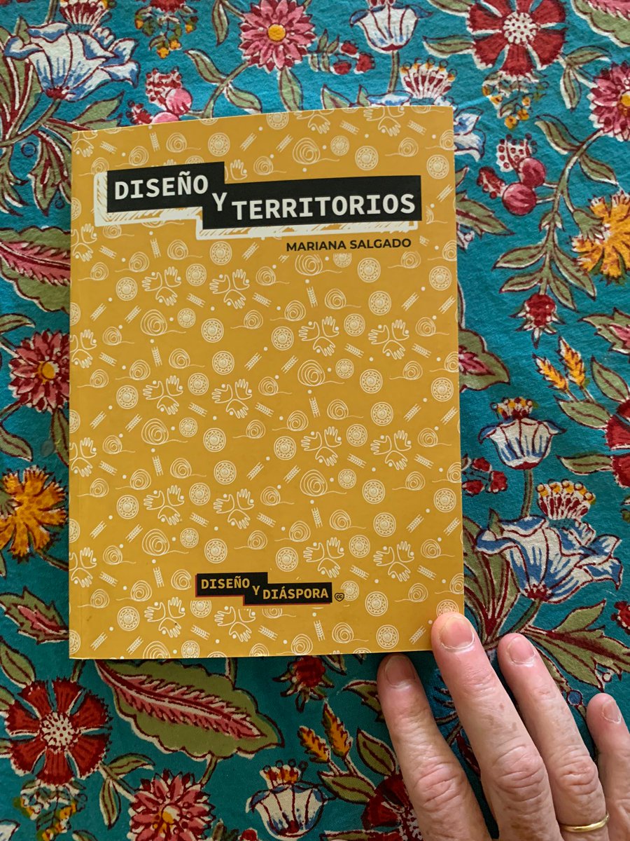 Salió el 3er libro de <a href="/disenoydiaspora/">diseñoydiáspora</a>: Diseño y territorios. Es una selección de entrevistas donde 18 profesionales de distintas partes del mundo cuentan su trabajo con comunidades indígenas, afrodescendientes y rurales de Latinoamérica. 1/2