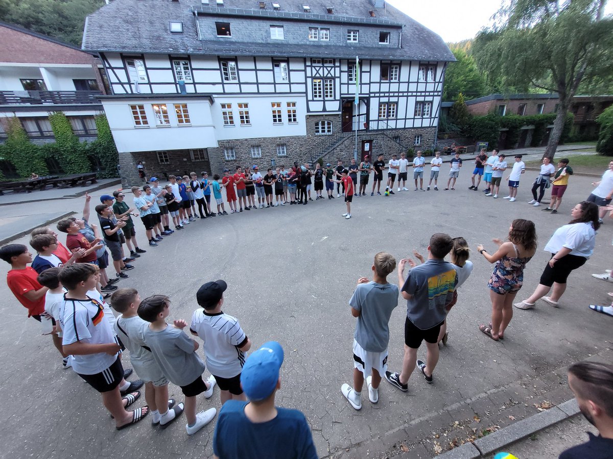 MFLSandbach's tweet photo. Last farewell to the betreuers last night. Off now to #phantasialand. All stocked up on #Wasser and #Sonnencreme ready to enjoy the rides! #hellenthal2022 https://t.co/4qkz90C0bq