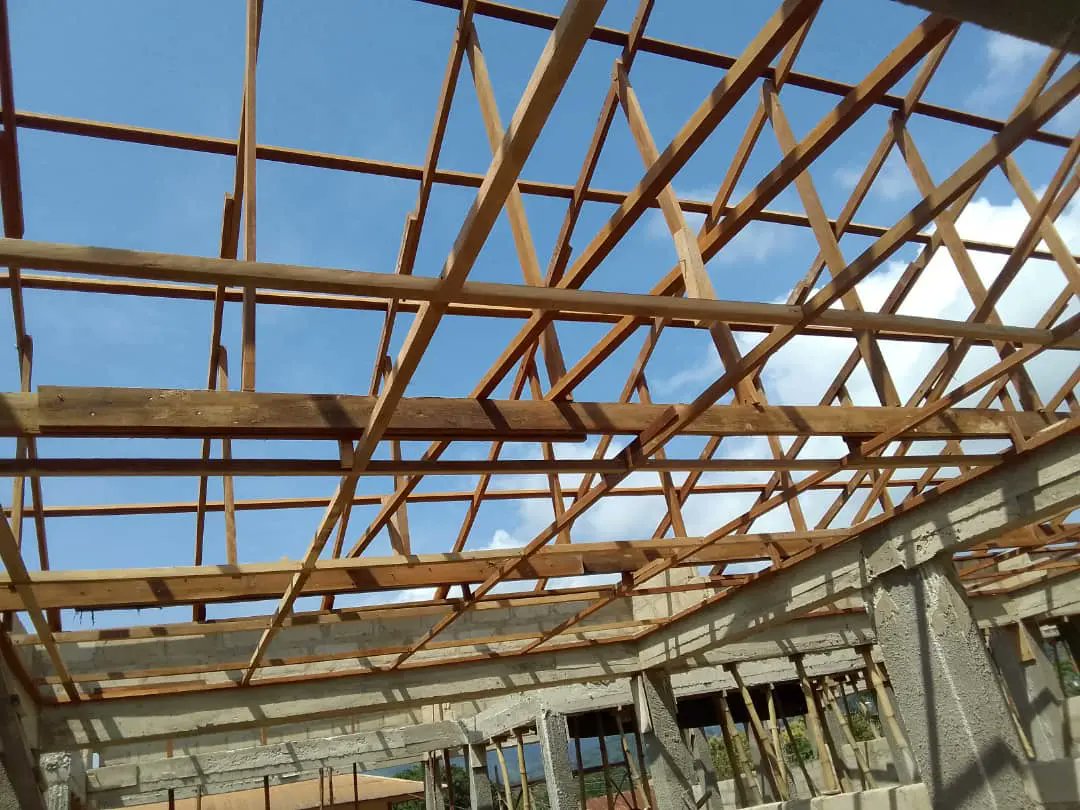 beksfel's tweet photo. Here are pictures of the Installation of ceiling joists ongoing at Nkawkaw

#beksfelconstructionsLtd #constructionproject #buildingyourvision #constructionislife https://t.co/WKZHsawvd5