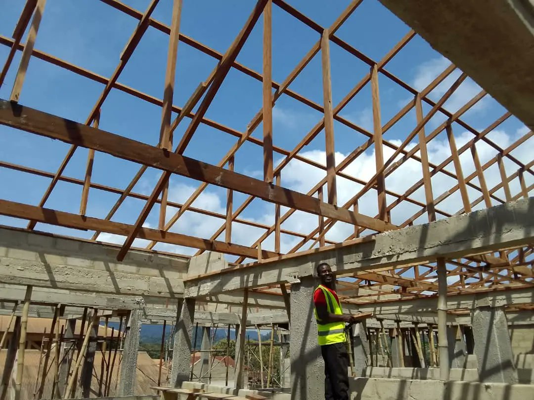 beksfel's tweet photo. Here are pictures of the Installation of ceiling joists ongoing at Nkawkaw

#beksfelconstructionsLtd #constructionproject #buildingyourvision #constructionislife https://t.co/WKZHsawvd5