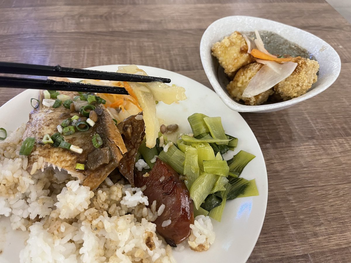 #SvetLife 我吃飯通常是這樣，如果是在可選擇配菜得情況下，我一定會把自己不敢吃的東西挑掉。

今天吃午餐時，因不能特別指定、配菜中有一樣令我害怕的東西、讓我愣了一下..竟然有苦瓜🫠

但人生很短，我決定從今天起開始嘗試以前各種不敢吃、但前提是對身體有益的食物！😵‍💫

所以就決定從苦瓜開始吧。 https://t.co/KVQp6FNbBt