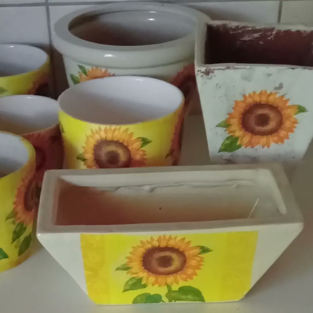 Muksunen's tweet photo. Aurinkoista & auringonkukkaista kesää. Liimasormi teitä tervehtää.
#aurinko #auringonkukka #kukkaruukku #decoupage #DIY #diycrafts #flowerpots #sunflowers🌻 #Ukraine #slavaukraine🇺🇦 #kirpparilöytö-ruukut #servetti #Helianthus_annuus #соняшник #solros #Sonnenblume @lumikellot https://t.co/8xpHAdMghn