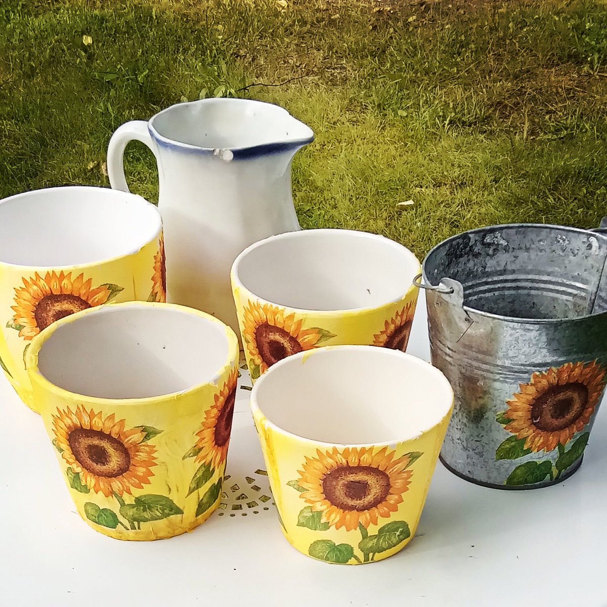 Muksunen's tweet photo. Aurinkoista & auringonkukkaista kesää. Liimasormi teitä tervehtää.
#aurinko #auringonkukka #kukkaruukku #decoupage #DIY #diycrafts #flowerpots #sunflowers🌻 #Ukraine #slavaukraine🇺🇦 #kirpparilöytö-ruukut #servetti #Helianthus_annuus #соняшник #solros #Sonnenblume @lumikellot https://t.co/8xpHAdMghn