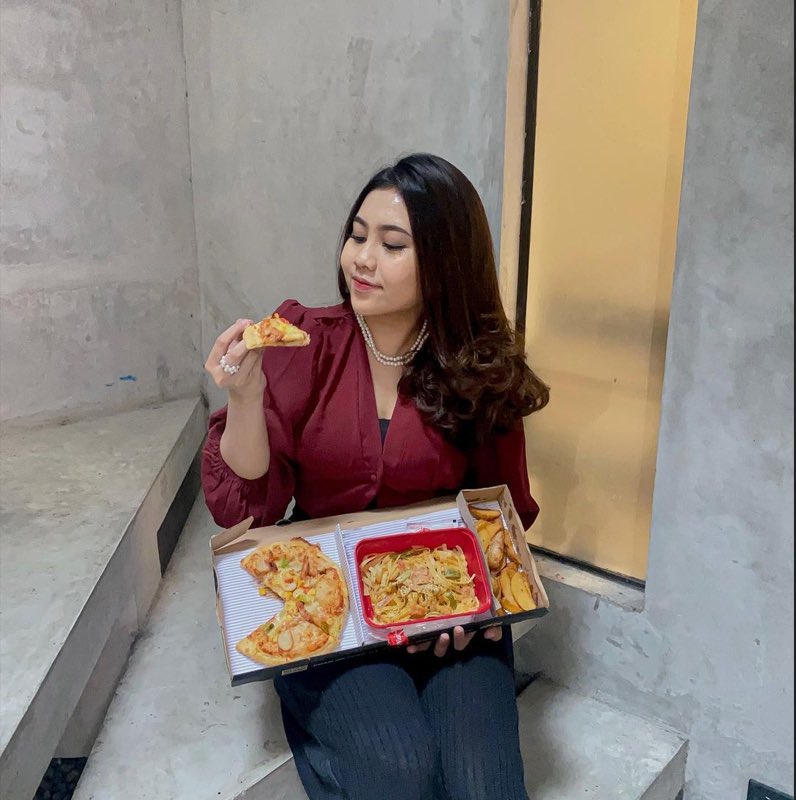 phd_id's tweet photo. Para bestie ku makan siang &amp; ngemil sore ditemenin My Box XL 🥰

#SenengnyadiPHDin #PizzaHutDelivery #MakanSiangMyBox #LunchMyBox #MixandMatchMyBox #MyBoxPHD https://t.co/8yYwpcAidy