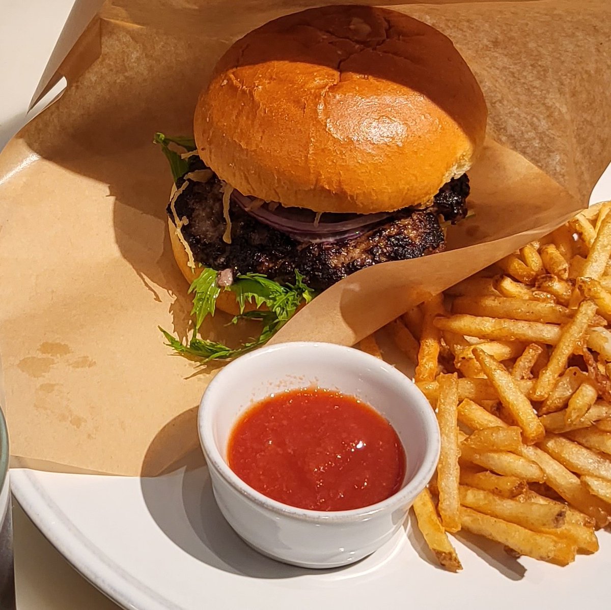 MURA36056105's tweet photo. マーキー兄やんこんにちは👋😃
今日のランチは「ハンバーガーの日」ってことで、町内のホテルで旨いハンバーガー👍️
#MMM765
#nodehotel https://t.co/A1kmIGxePZ