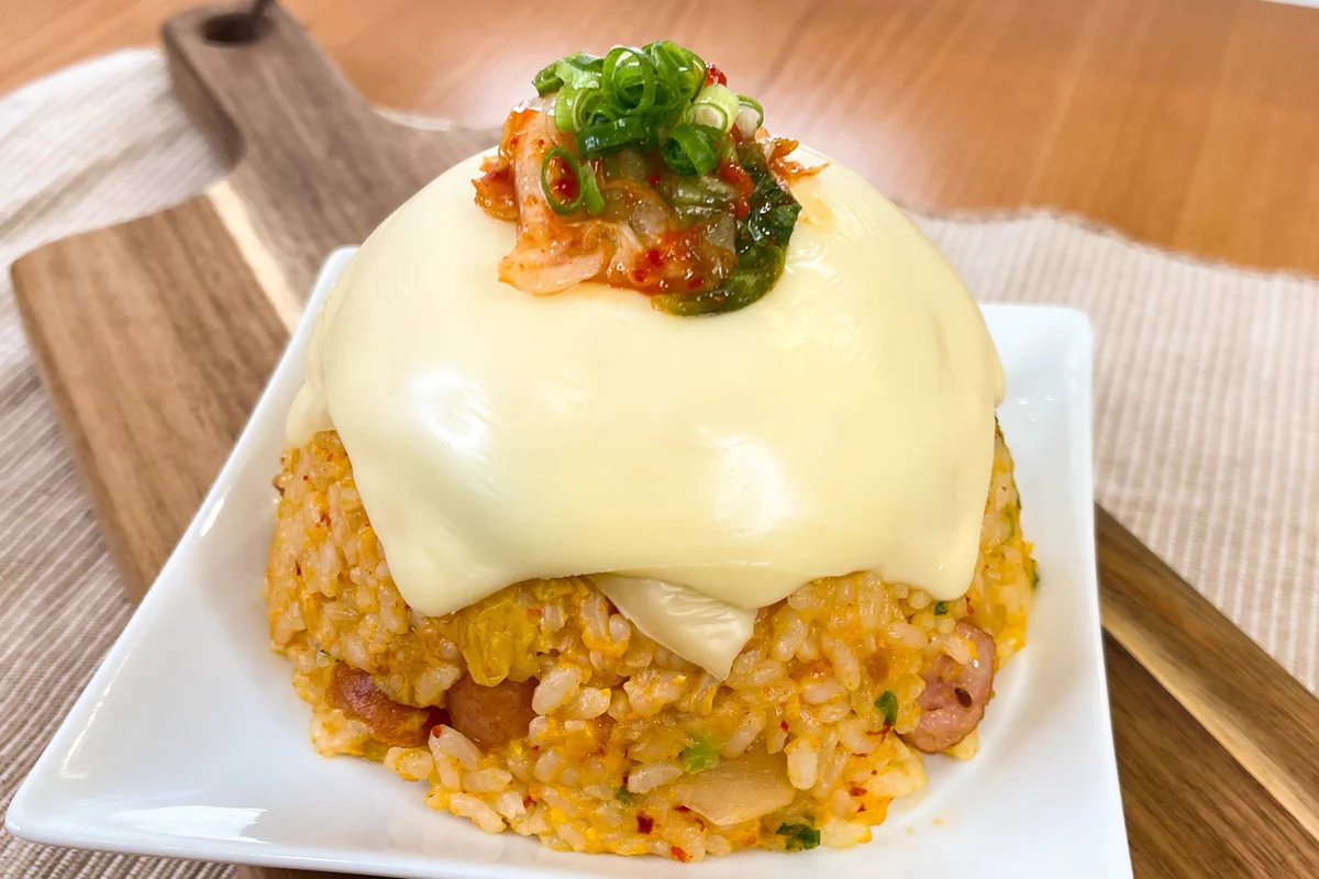 レンジひとつで作れる！見た目のインパクトも絶大『チーズメルトキムチチャーハン』