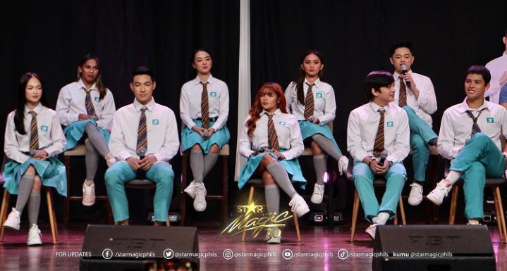 iLoveDarren_24's tweet photo. Darren and his co-stars of their upcoming musical series #LyricAndBeat , coming this August 10 , on iWantTFC! 🎼💚 ✨

#LABGrandMediaCon
#DarrenEspanto @Espanto2001

📷 @starmagicphils https://t.co/M7fUoGsEuR