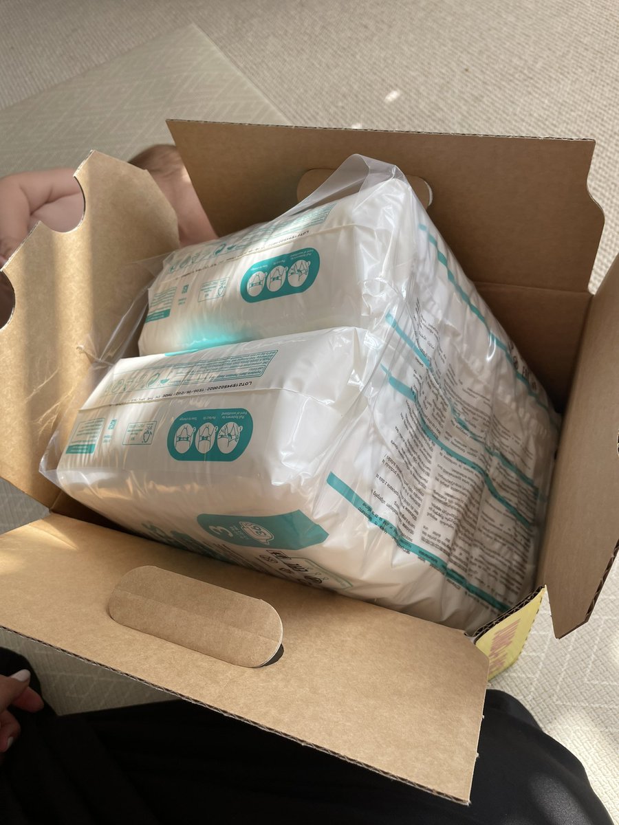 Georgiekd's tweet photo. @Pampers_UK @Pampers why so much plastic? Nappies in plastic, wrapped in plastic, and then boxed? https://t.co/fO54tbNyBM