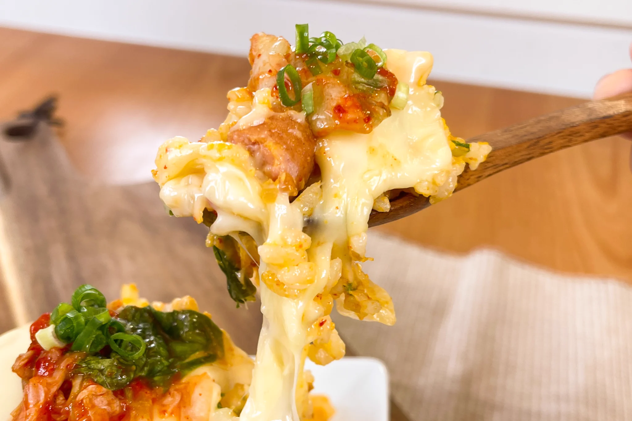 レンジひとつで作れる！見た目のインパクトも絶大『チーズメルトキムチチャーハン』