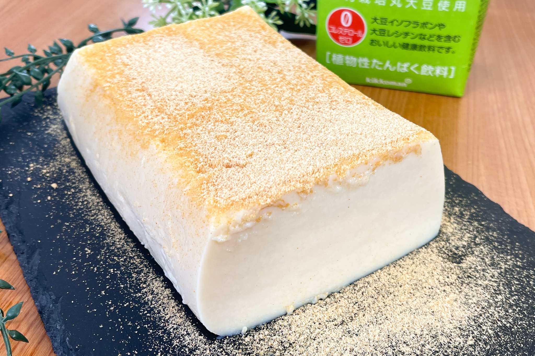 まるみキッチン 簡単レシピ パック丸ごと 豆乳きな粉プリン 豆乳を100mlほど飲んで量を減らす 耐熱ボウルに豆乳をパックから半分ほど移し砂糖1g 粉ゼラチンg加え600w3分チンして混ぜる パックの口をはさみで開き を戻したら軽く混ぜ