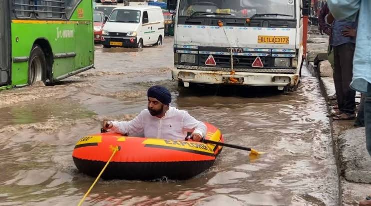 Millennialji's tweet photo. Delhi having rain 
Le Bagga : मै चप्पू चलाएगा ।
#DhokhebaazModi #delhirain #2DaysToShamshera https://t.co/67GUGhO3tH