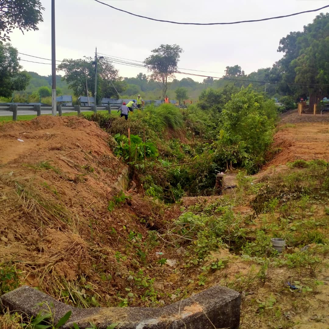 19/07/22( Selasa )

Kerja-kerja Pembersihan semak dan penebangan pokok pokok dicerun tepi gabion hadapan kompleks Penyayang Lesung Batu bagi menjamin keselamatan dan keselesaan pengguna jalan raya.
<a href="/bukitmulia/">Ir Ismail Abd Rahman</a> <a href="/Haidir_Haron/">Haidir</a>