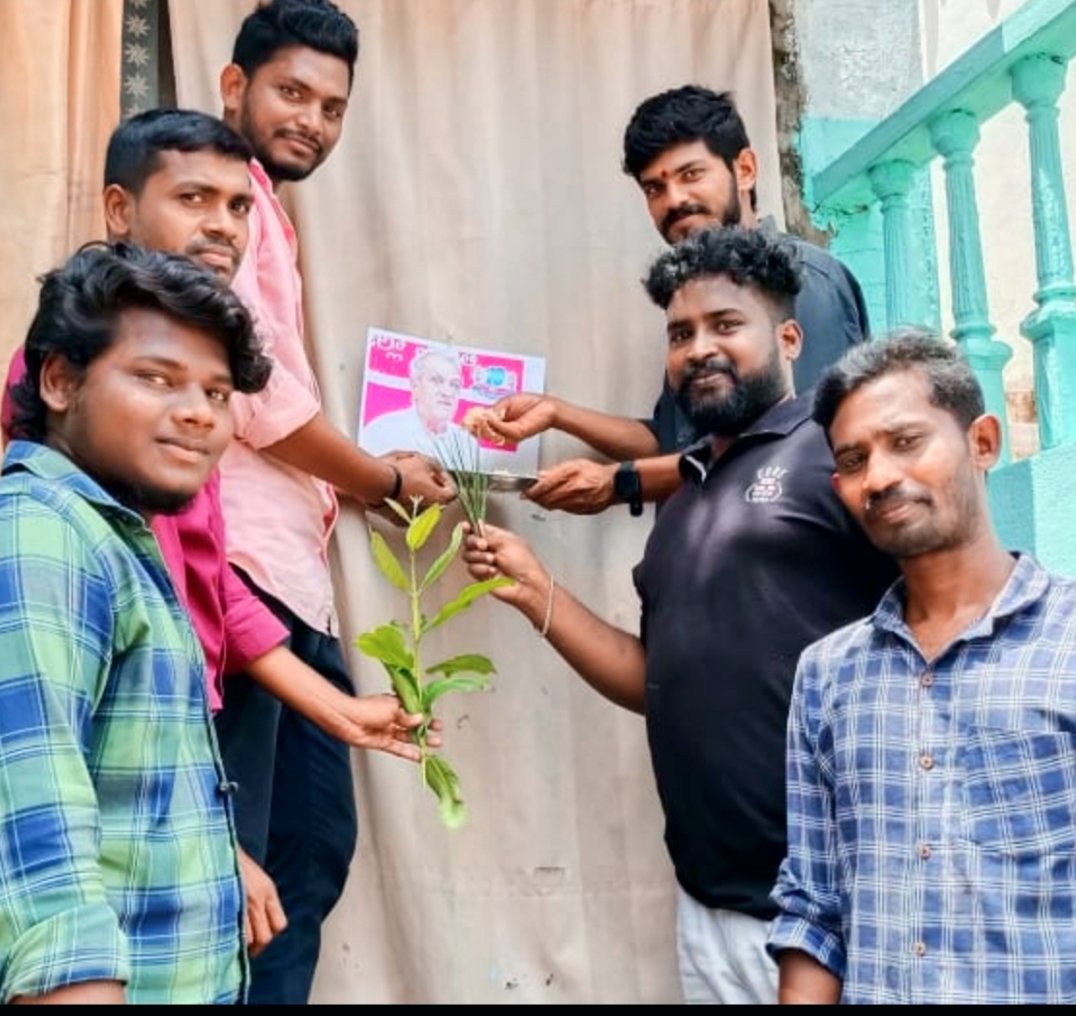 PrasanthPoredd2's tweet photo. *జనసేన పార్టీ పాలకొండ నియోజకవర్గం* ...
 *జనసేనపార్టీPAC నెంబర్ శ్రీ కొణిదెల* *నాగబాబు గారి* పిలుపు మేరకు cpi narayana కి అన్నం గడ్డి తినిపించిన జనసైనికులు...@PawanKalyan @JanaSenaParty @NagaBabuOffl @mnadendla https://t.co/7YqCOjzhV4