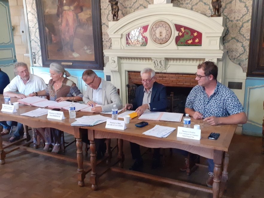 Signature de la convention cadre #PetiteVilleDeDemain à #Sarlat 🖊️Programme piloté par <a href="/ANCTerritoires/">Agence nationale de la cohésion des territoires</a>, avec @BanqueDesTe <a href="/ANAH_Officiel/">ANAH</a> <a href="/ademe/">ADEME</a> <a href="/Epfna/">Établissement public foncier de Nouvelle-Aquitaine</a> <a href="/cddordogne/">Dordogne-Périgord, le Département</a>
