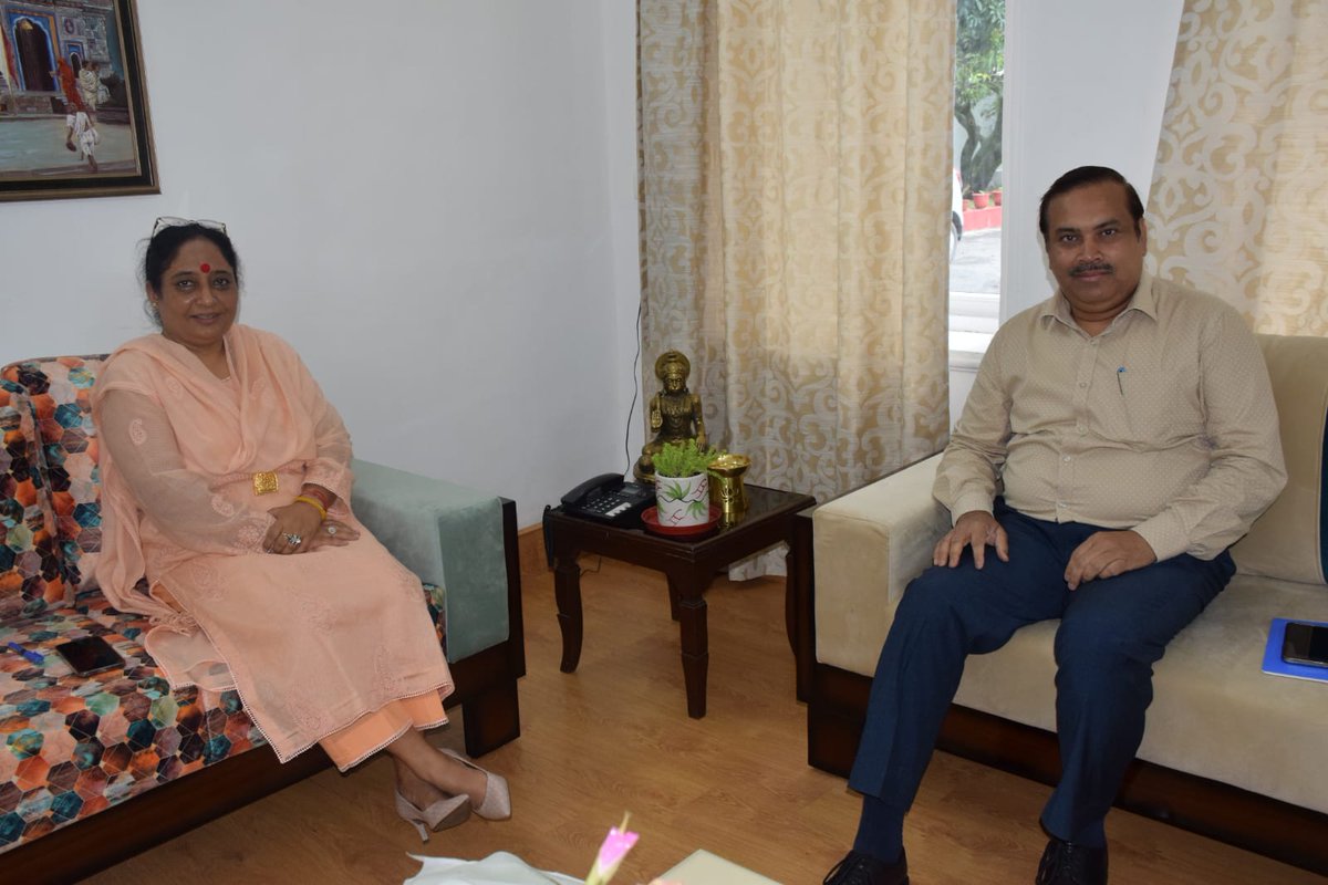 RituKhanduriBJP's tweet photo. गढ़वाल मंडल के मुख्य वन संरक्षक एवं डीएफओ लैंसडौन वन प्रभाग के संग बैठक  कर कोटद्वार के दुगड्डा गोदी गांव में मंगलवार सुबह गुलदार के हमले से महिला की मौत की घटना का संज्ञान लेते हुए अधिकारियों को परिजनों को मुआवजा जल्द से जल्द देने के निर्देश दिए| 1/2 https://t.co/EZoELHJTnh
