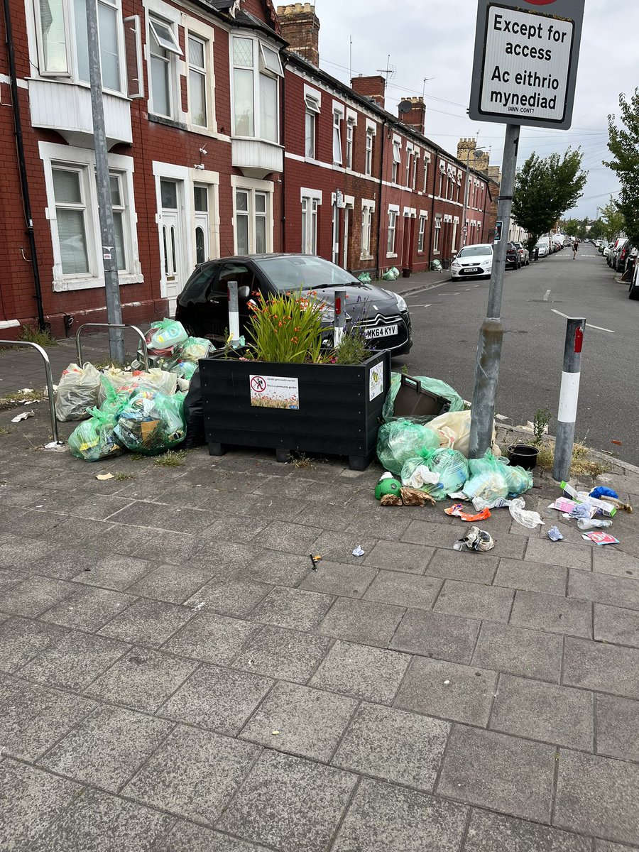 HoneycombToys's tweet photo. Hey there @cardiffcouncil can you help with the Stafford road/Clare road junction. It’s like this nearly every week. Surely some action can be taken. Why is rubbish allowed to pile up like this? And on our community planter as well?!
#quickquery #cardiffcouncil https://t.co/ha0NgGZnH9