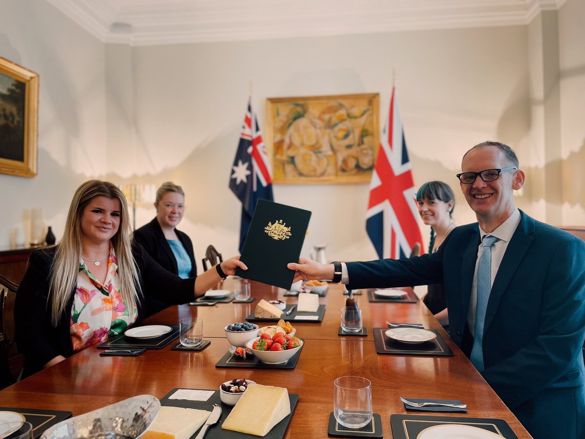 AusHouseLondon's tweet image. #NEW: 🤝 A deal done today between the UK and Australia will see British raw milk cheese able to go from 🇬🇧 to 🇦🇺 starting today!

📸 — with the UK Deputy Chief Veterinary Officer signing the deal to get more 🇬🇧 cheese down under. 

A win-win for both! 

@ChiefVetUK @DefraGovUK