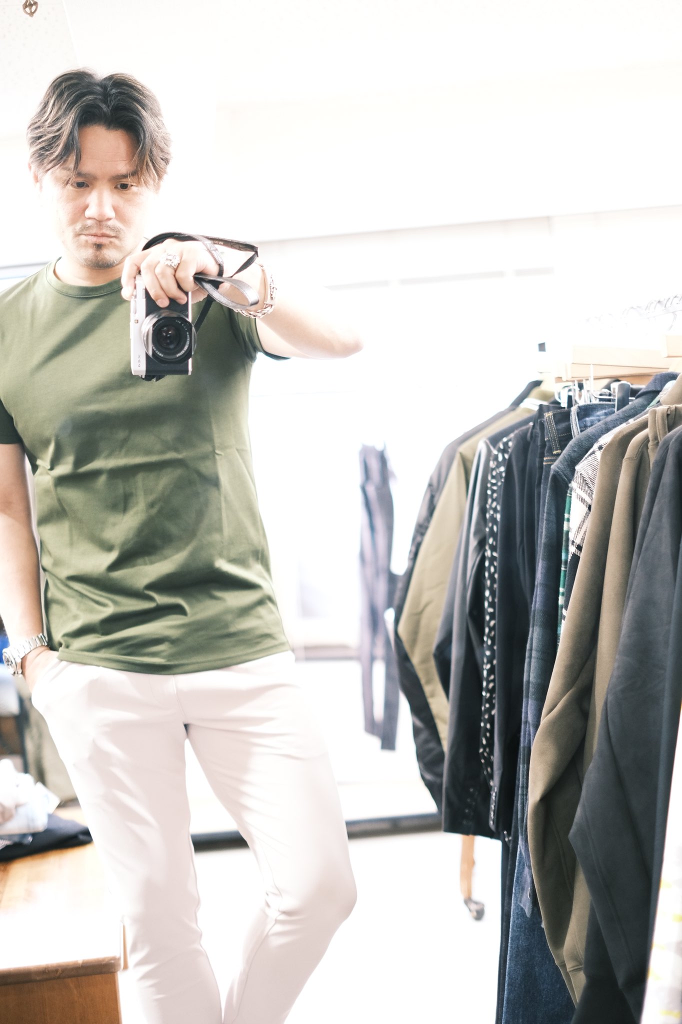 Resound 梅本 オーバーサイズ のtシャツ 着すぎてたから たまにはタイトなtシャツを着ると新鮮 カリフォルニアコットンの 綺麗なカーキtシャツに ベージュのタックイージーパンツ 大人のアースカラーコーディネート Tシャツ パンツ サンダル 全て Resound 梅本 オーバーサイズ のtシャツ 着すぎてたから たまにはタイトなtシャツを着ると新鮮 カリフォルニアコットンの 綺麗なカーキtシャツに ベージュのタックイージーパンツ 大人のアースカラーコーディネート Tシャツ パンツ サンダル 全て