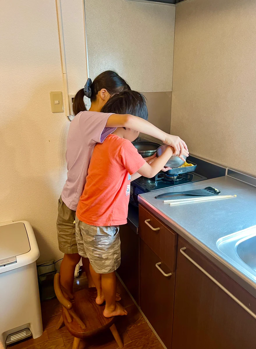 これぞ世界一おいしい卵焼き。子どもたちの調理姿が感慨深い。
