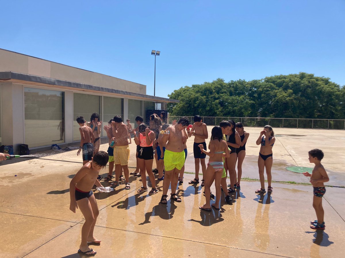 CHVNG1978's tweet photo. 🌡️ Amb aquesta calor ens ha costat una mica passar-nos al dia i ensenyar-vos com va el #Campus, però ja les teniu aquí...

📷 Aquestes són algunes de les imatges de la segona setmana!

😍 Continuem passant-ho genial! 🎉

#SomHiVila #handbol #vilanovailageltrú https://t.co/q4sahksvBi