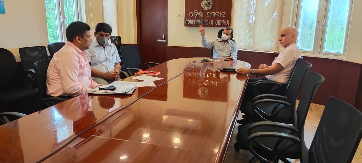 IPR_Odisha's tweet photo. Realising the public inconvenience caused by bad condition of NH-55, particularly from Banarpala to Angul City, Chief Secretary Sri Suresh Ch Mahapatra called for a high level meeting between NHAI and Senior officers of the State. #OdishaCares https://t.co/APjjuKUSNT