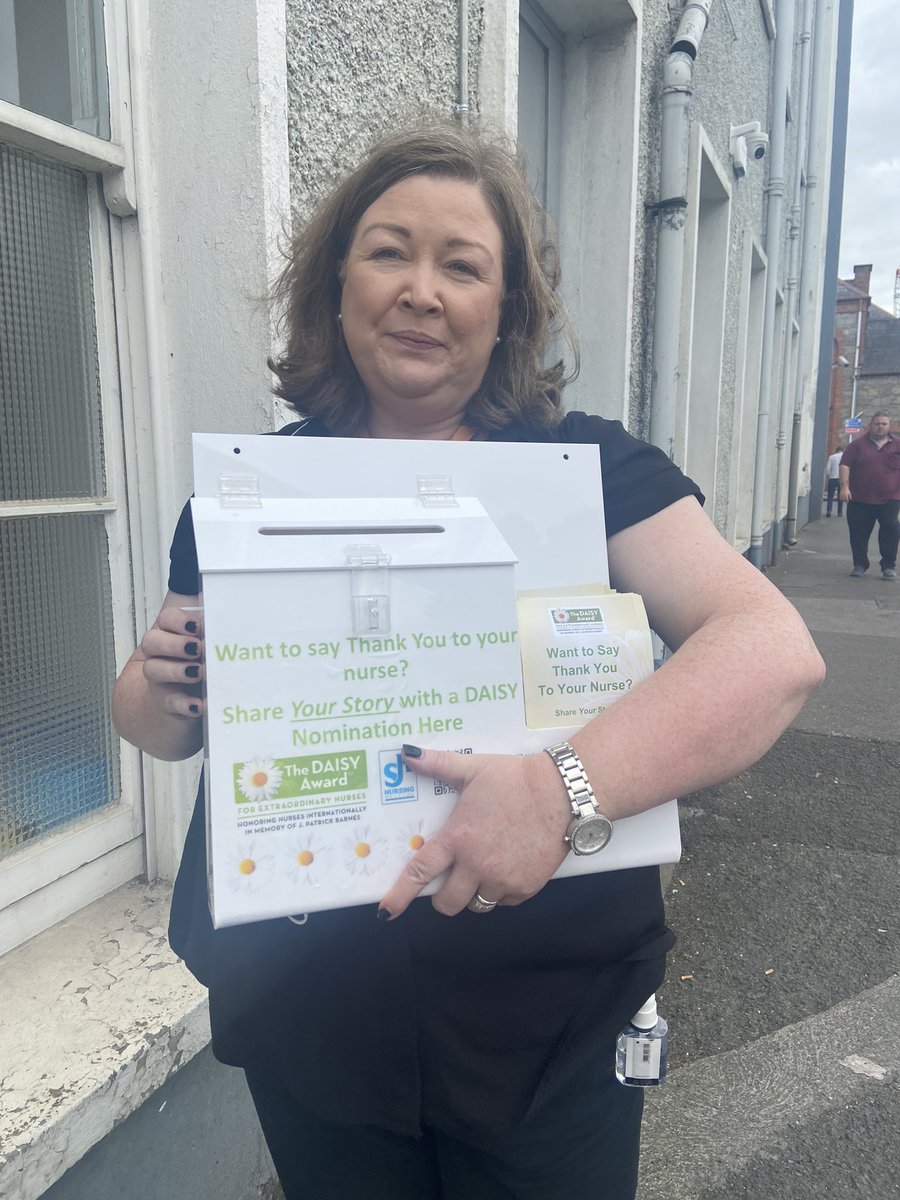 SJHDoN's tweet photo. You never know who you meet on the grounds @stjamesdublin Bumped into @C_Stuart_SJH as SJH prepares to start the DAISY staff recognition awards program .. there is great excitement, energy & fun around .. Good Luck everyone 💫🧲🏆@Magnet4Europe @DAISY4Nurses https://t.co/iFLekBDpMh