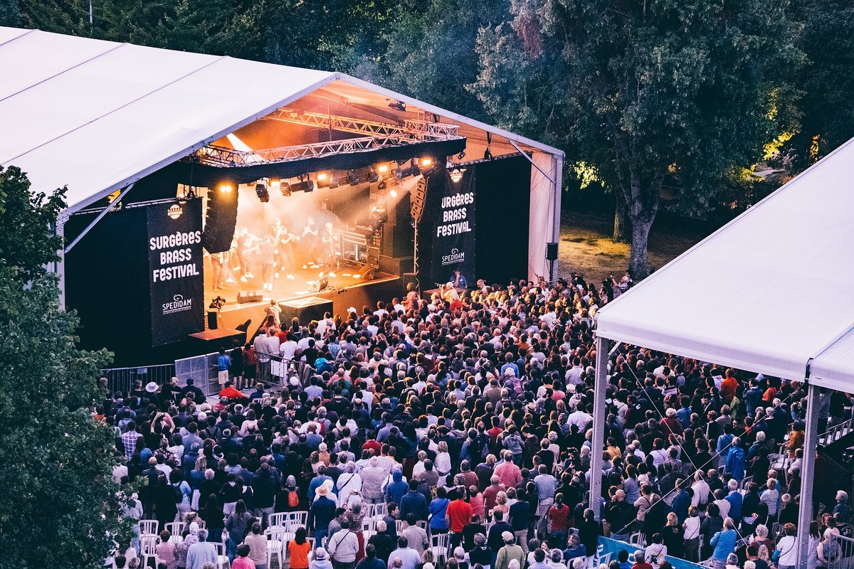 departement17's tweet photo. 🥳#SitesEnScene Le #SurgèresBrassFestival vous donne rendez-vous dans le parc du Château🏰 pour 3 jours de concert 🎺🎷🎻🎼
📅Du 21 au 23 juillet 
📍Surgères
+ d'infos 👉https://t.co/klgoGO9FNA

📸Maximilien Marie https://t.co/fCyRBOJuZz