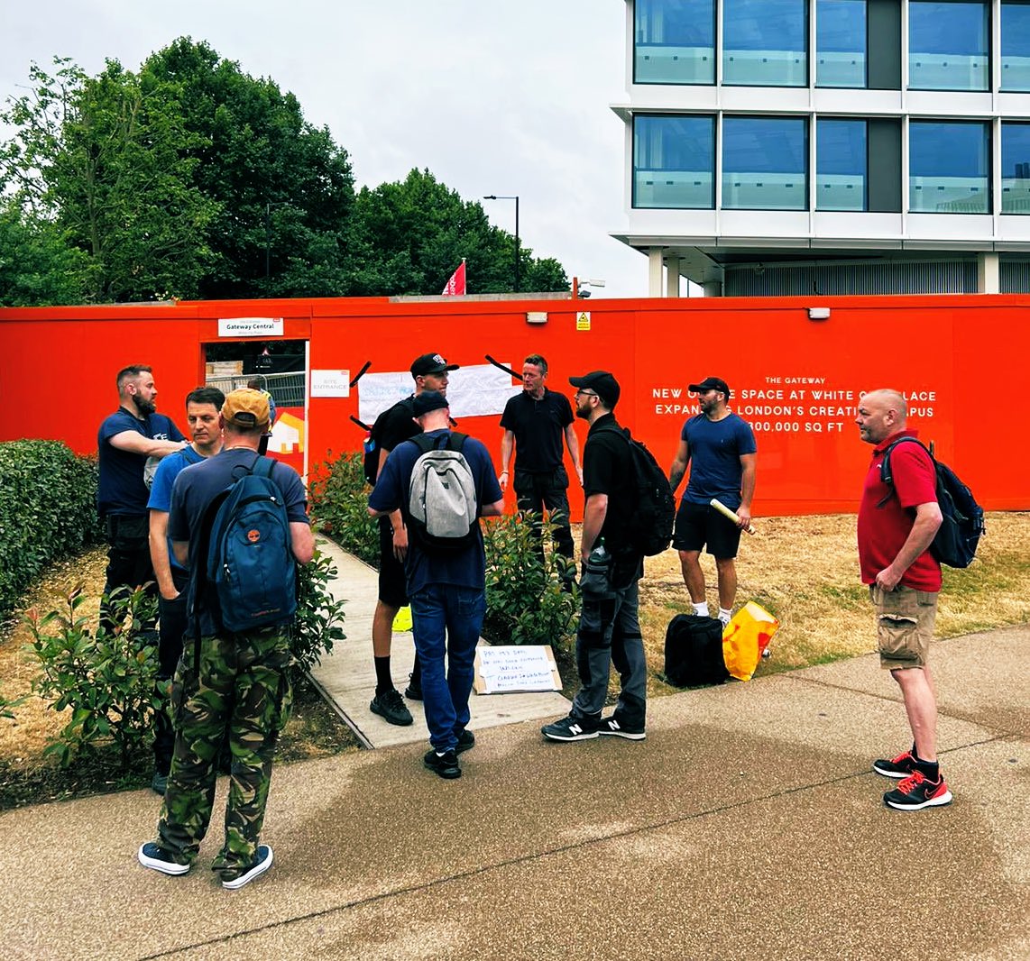 DaveBlacklist's tweet photo. PAY US OUR MONEY
Solidarity with sparks taking action this morning over unpaid wages at #McAlpine / Tommy Clarke project in White City.
If big #construction firms knock their workers - they’ll find out that the Rank & File is alive & kicking on sites as well as the railways ✊ https://t.co/h69YdQmozm