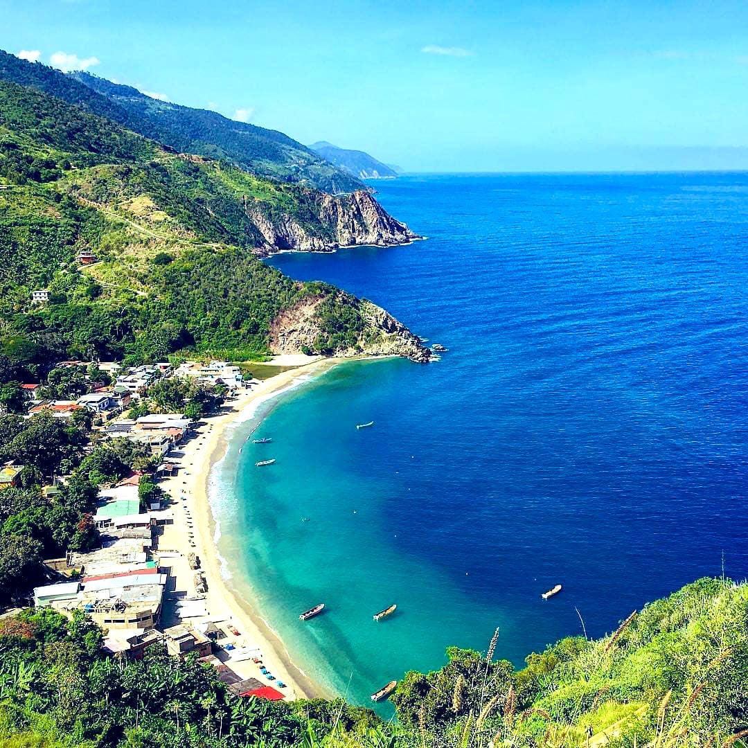 Hermosa panorámica…
CHICHIRIVICHE de la COSTA, ubicada a una hora aprox del Aeropuerto Simon Bolívar sentido Carayaca es la cuna del submarinismo Venezolano…Litoral Central VENEZUELA 🇻🇪🇻🇪🇻🇪🇻🇪🇻🇪🇻🇪🇻🇪🇻🇪🇻🇪🇻🇪🇻🇪🇻🇪🇻🇪🇻🇪🇻🇪