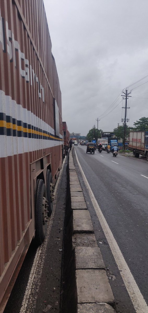 SuleeRoy's tweet photo. @Navimumpolice condition of Mumbra-Panvel Highway.  Standstill in one place for last 35 mins. No movement of traffic(towards Shilphata).  Please delay traffic police to make movement.  Shear wastage of precious time standing in traff @Navimumpolice @navimumbaicv @aajtak @ABPNews https://t.co/up5tEJM9Xo