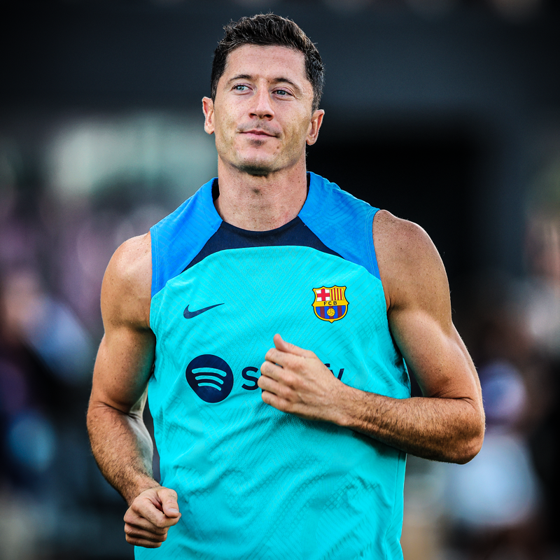 GoalNews's tweet photo. Barcelona's club shop can't print any more Robert Lewandowski shirts because they've run out of W's 😅