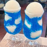 グラスに広がる青空が美しすぎる!フルクリームソーダ。