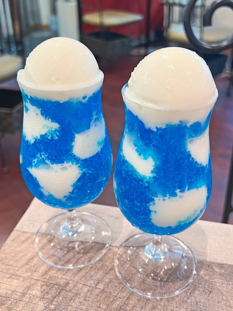 グラスに広がる青空が美しすぎる！フルクリームソーダ。