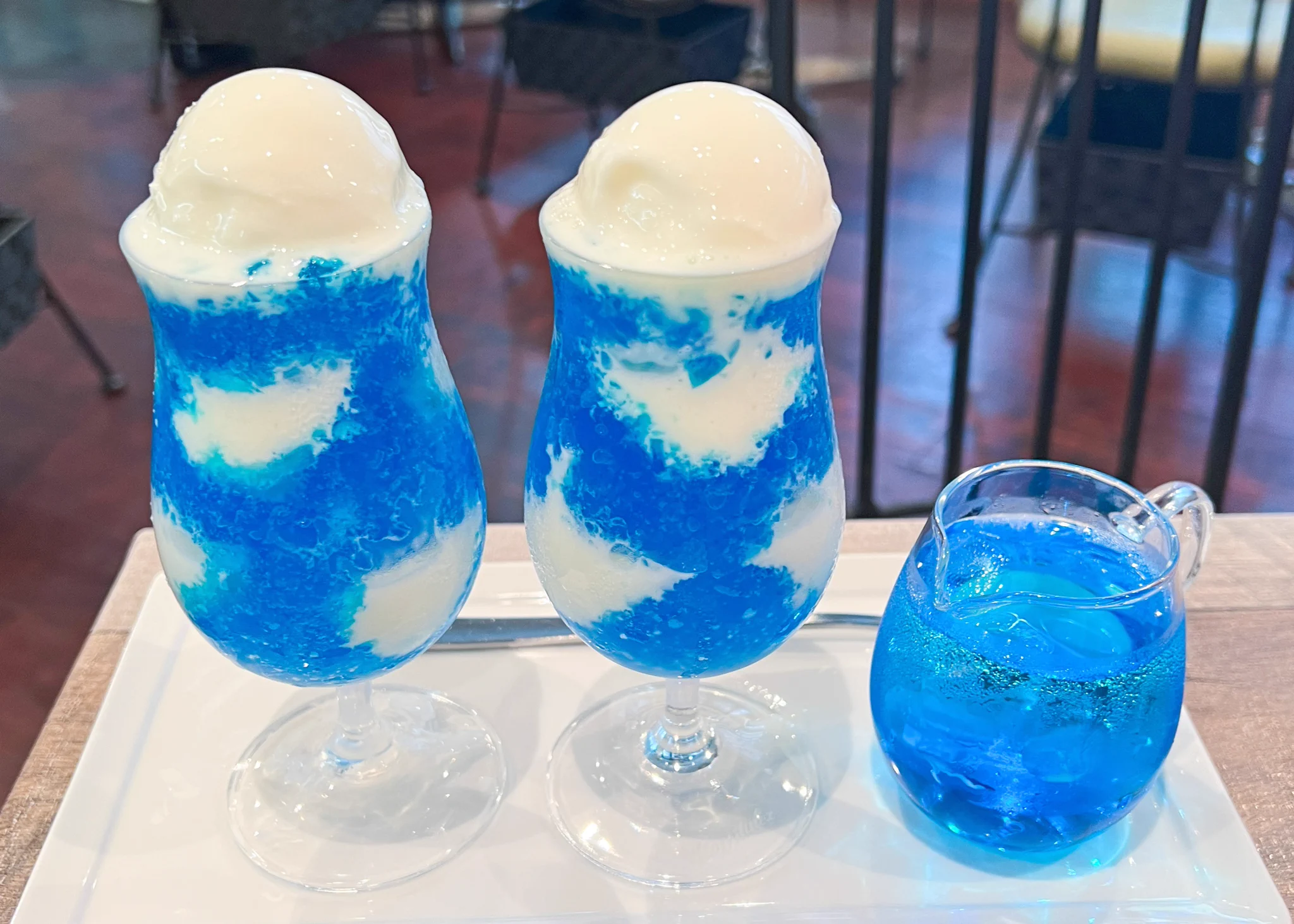 グラスに広がる青空が美しすぎる！フルクリームソーダ。