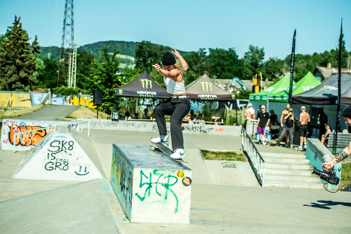 Ľadové drinky 🥶 skvelá pizza 🍕 &amp; jedni z najlepších pre skaterov z celého sveta 🛹 Tak vyzeral Grandprix Beroun The Session 2.0! 

📺 Sledujte edit z celého dňa a prečítajte si rozhovory s <a href="/RisoTury/">Richard Tury</a> &amp; <a href="/GraceMarhoefer/">Grace Marhoefer</a>: monsterne.ws/PSISOHFG