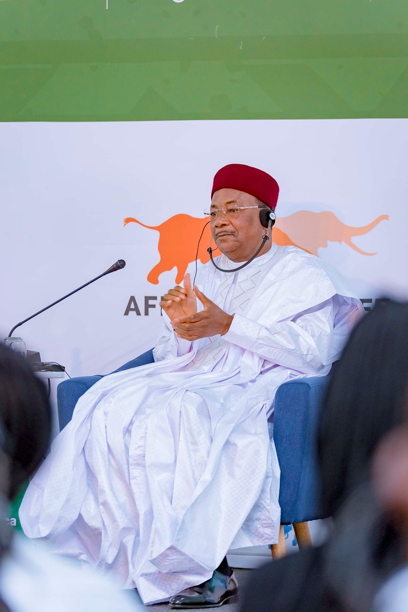 Fred_K_Kumah's tweet photo. Glad to have secured an interactive session between the Former Heads of State present, @IssoufouMhm and @HMDessalegn alongside @AWFCEO to discuss further how best. to collaborate post #APAC2022 #NaturesValue https://t.co/crbdQdkoyc