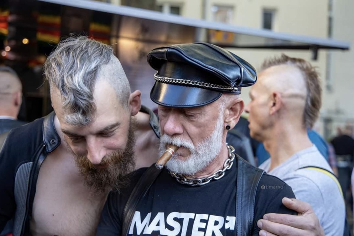 MasterTopXXL1's tweet photo. with best friends at the streetfair
photo by #timarne_photography
#armydevil #streetfair #blf #master #masterslave #leather #easterberlin #gay #fetish #fetiche #couro #cuero #fetiche #GayPrideMonth https://t.co/IEYONf8cfs