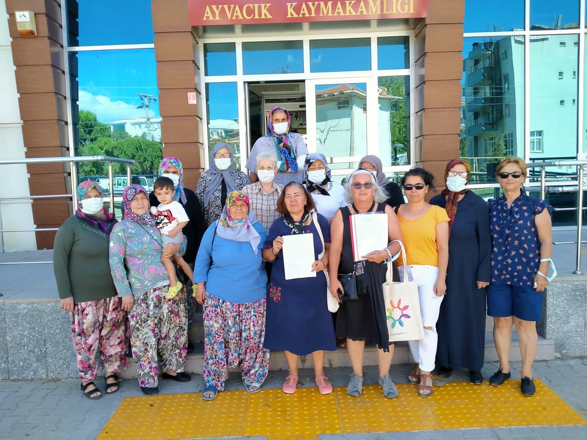 ariklidayanisma's tweet photo. Bugün Nusratlı Köylü ve Arıklı Köylü kadınlarla beraber Ayvacık Kaymakamı'nı ziyaret ettik.

Kaymakama bilgi dosyamızı sunduk. Ardından Greenpeace'in Manisa/Köprübaşı ve Söke/Kisir'deki ölçümlerle ilgili raporları ve Ayvacık-Küçükkuyu pazarlarında topladığımız imzaları verdik. https://t.co/A8coN97ux7