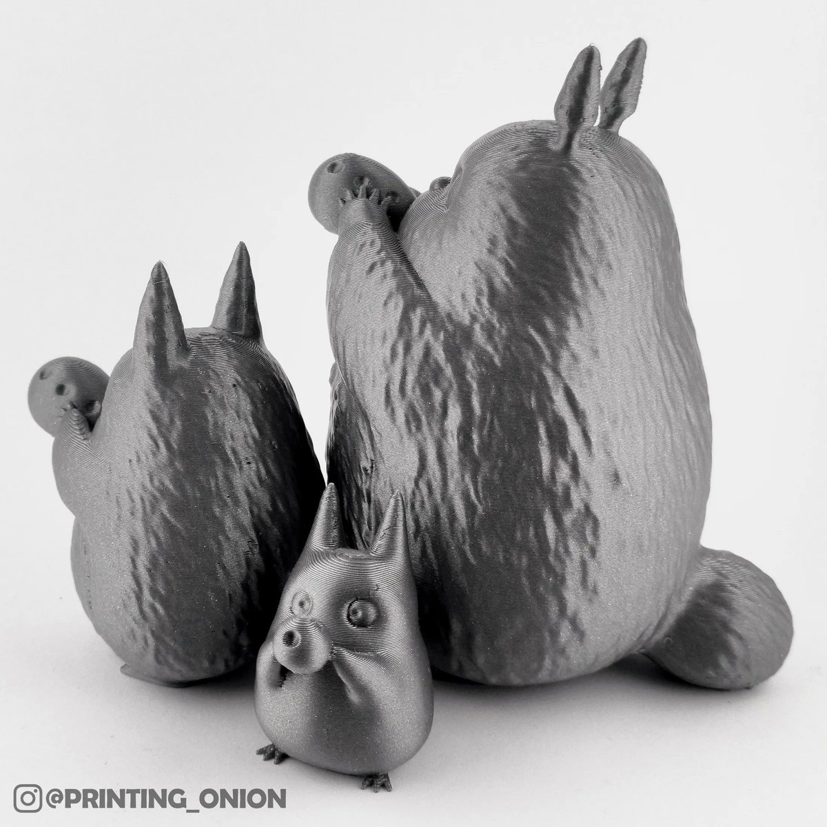 Fiberlogy_3D's tweet photo. This cute Totoro Family was printed by printing_onion (Instagram).
Filament #Fiberlogy #EasyPLA Inox >>> https://t.co/wbe0vSwDr4
Model via: https://t.co/8V50bDEGK3 by @Patrickart_hk
#3d printing #3dprint #MyNeighborTotoro #stampa3d #3ddruck #cute3dprints #whattoprintnext #druk3d https://t.co/QnONgmxnE1