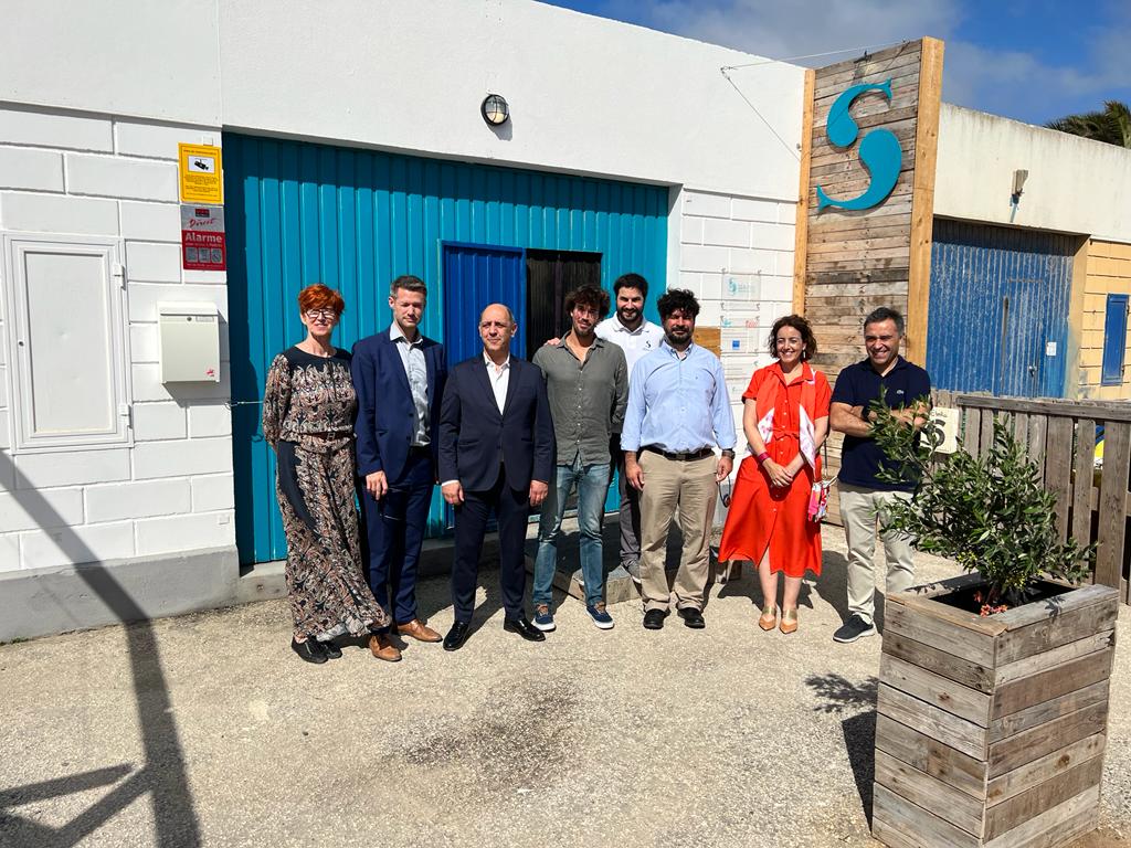 Wizyta <a href="/EP_Fisheries/">PECH Committee Press</a>  w firmie  <a href="/SEAentia/">SEAentia</a>  w Peniche

<a href="/SEAentia/">SEAentia</a> to start-up produkujący ryby 
w zrównoważony sposób, łączy nowatorską inżynierię 
i badania nad akwakulturą, skupia się na produkcji krakacza.