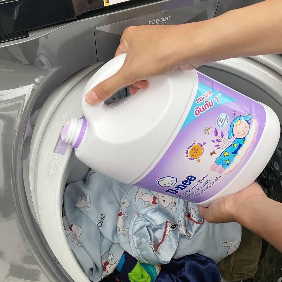 samipangsri's tweet photo. หอมแบบเป็นลม D-nee สูตรสีม่วง ไม่ว่าจะใช้น้ำยาซักผ้าของอะไร ไปใช้คู่กับน้ำยาปรับผ้านุ่มสูตรนี้คือปัง หอมแบบสุดทะลุตู้เสื้อผ้าเลยอ่ะ ขนาดพับผ้าไว้ในตู้เป็นเดือนก็ยังหอมอยู่ มันติดผ้ามาก อันนี้ตากในที่ร่มก็ได้ผ้าไม่เหม็นอับ เหมาะกับคนผิวแพ้ง่ายเพราะอ่อนโยนมาก https://t.co/sSog0lJY66